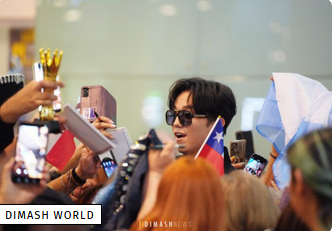 les dears accueillent l’artiste kazakh à l’aéroport de Barcelone