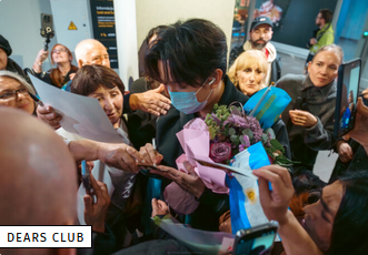 Dimash reçoit un instrument de musique inscrit au patrimoine culturel de la Lettonie